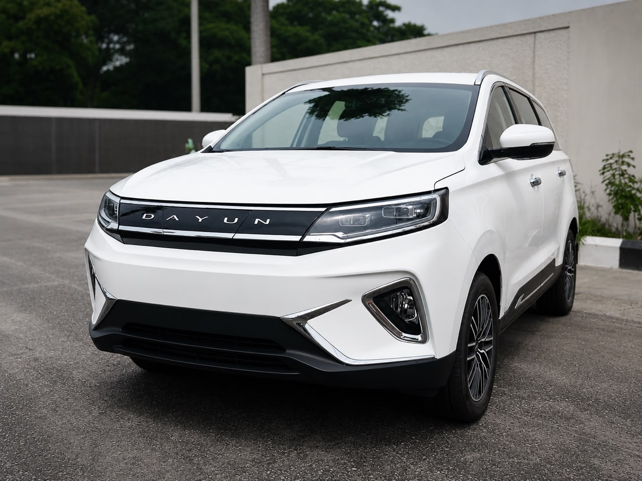 Dayun Yuanzhi MPV for rent by Folti Technologies